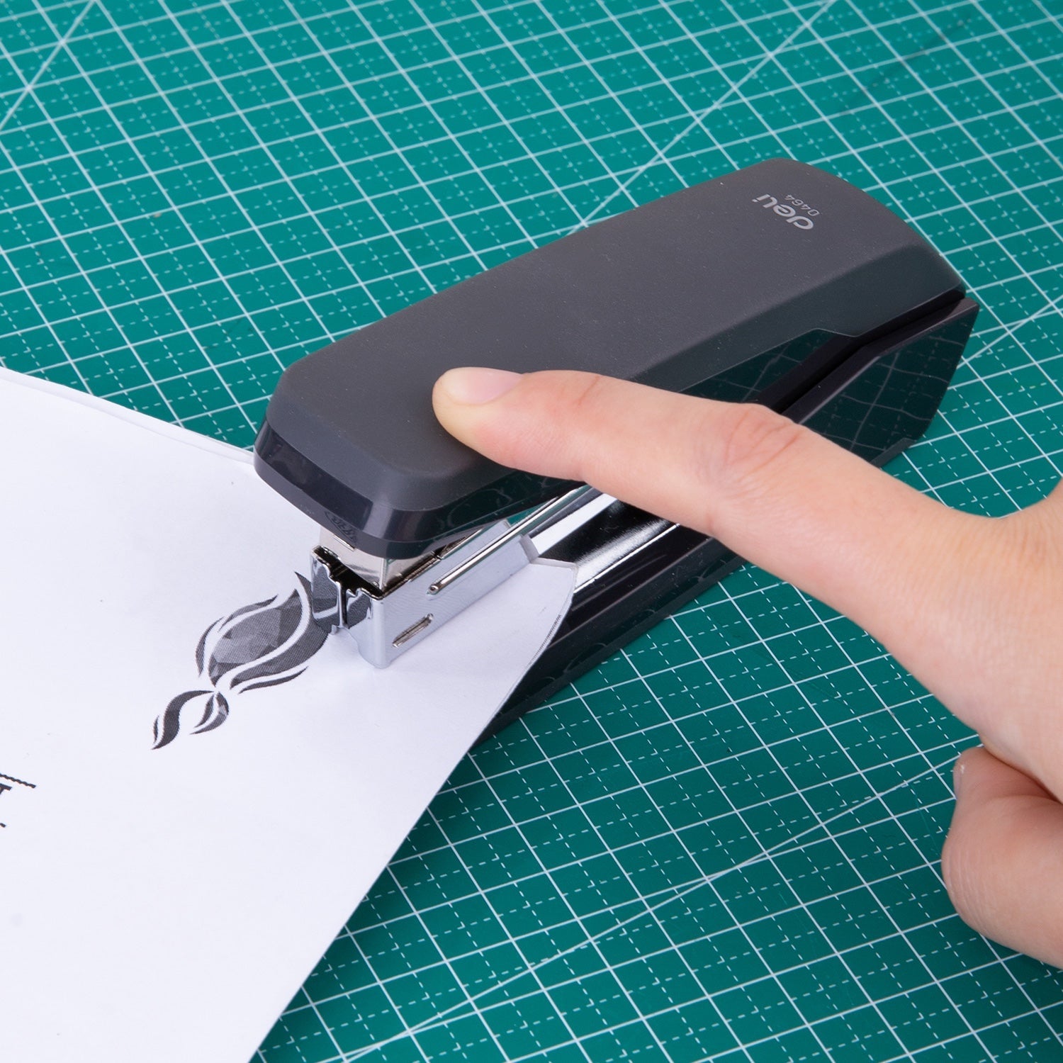 DELI PRO SOFT TOUCH HALF STIP STAPLER 25SHT CAP. 26/6 & 24/6