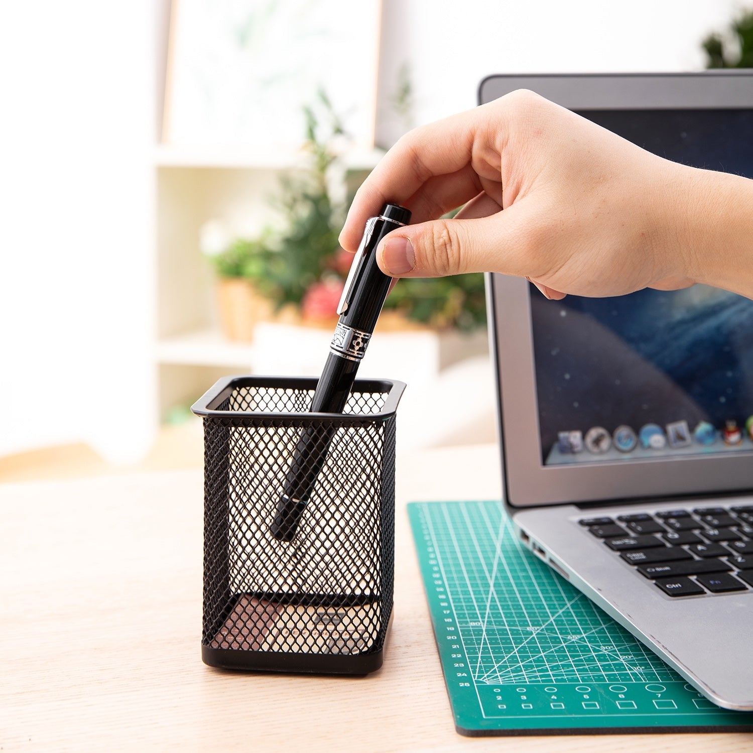 DELI SQUARE PEN STAND BLACK